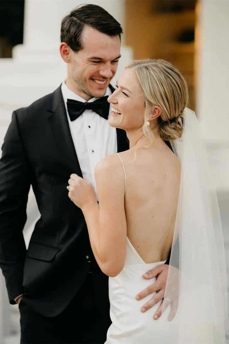 Vestido de novia de satén con escote en V profundo y espalda descubierta